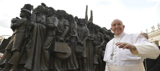 Il monumento al migrante e i rider “fantasma”: miti e realtà dell’immigrazione di massa