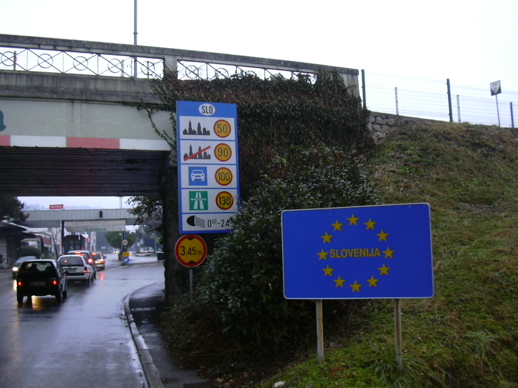 Fucile puntato ad una coppia di italo-sloveni, ma la Farnesina si limita a “seguire il caso”