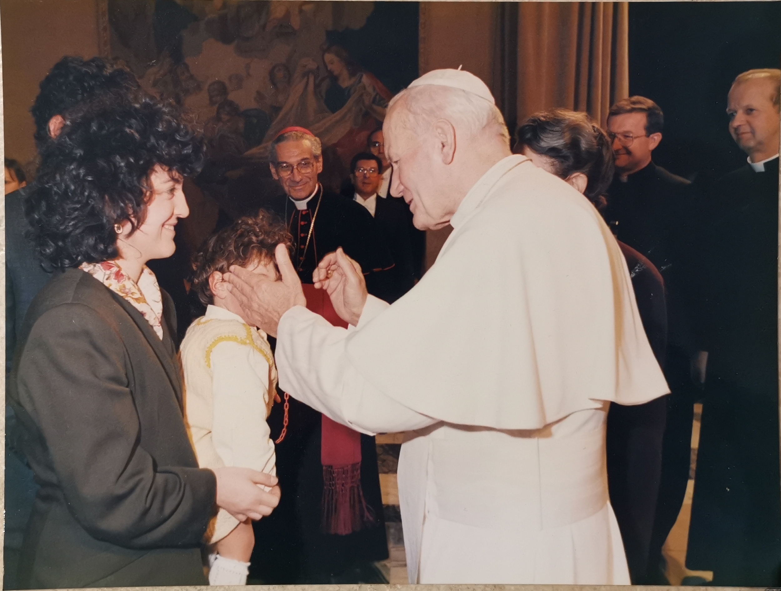 Quella lunga fila per abbracciare Giovanni Paolo II