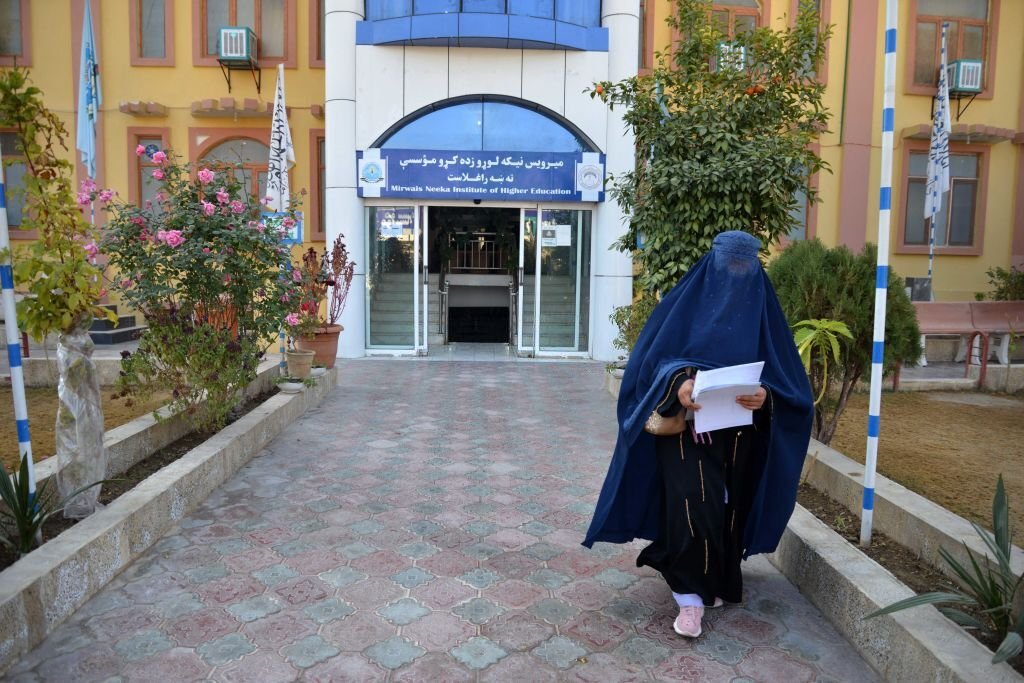 Afghanistan, i mullah fuori dalla Storia proibiscono alle donne l’accesso alle università