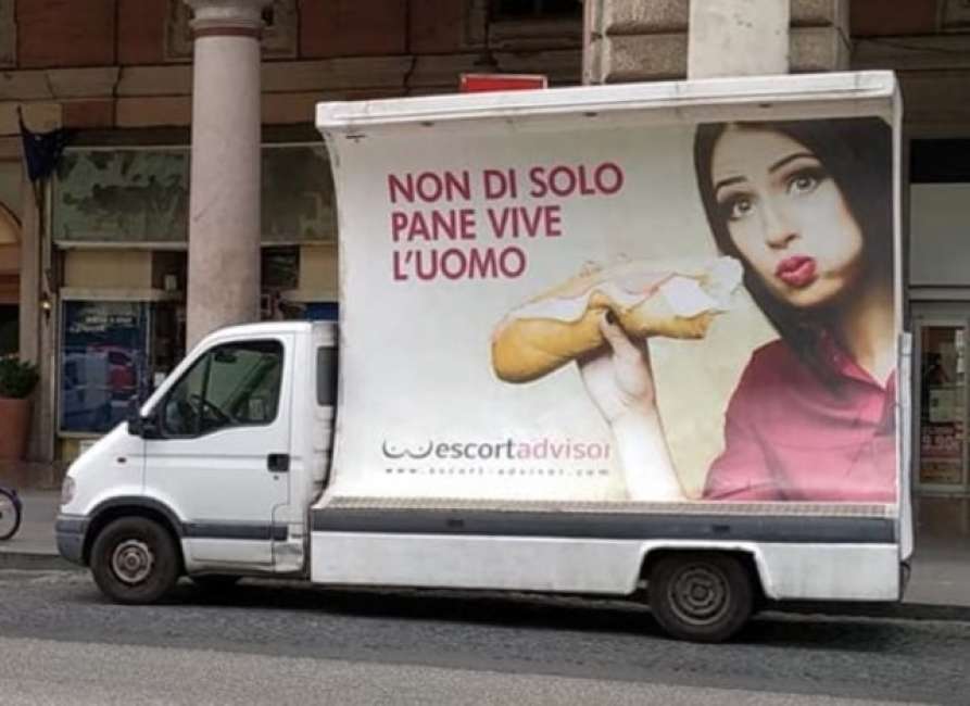 Se le escort “accompagnano” il Vangelo (e gli alfieri del politically correct tacciono)