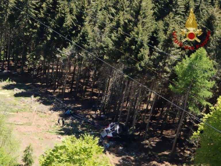 Precipita funivia in Piemonte: è strage. Quattordici morti, grave un bimbo