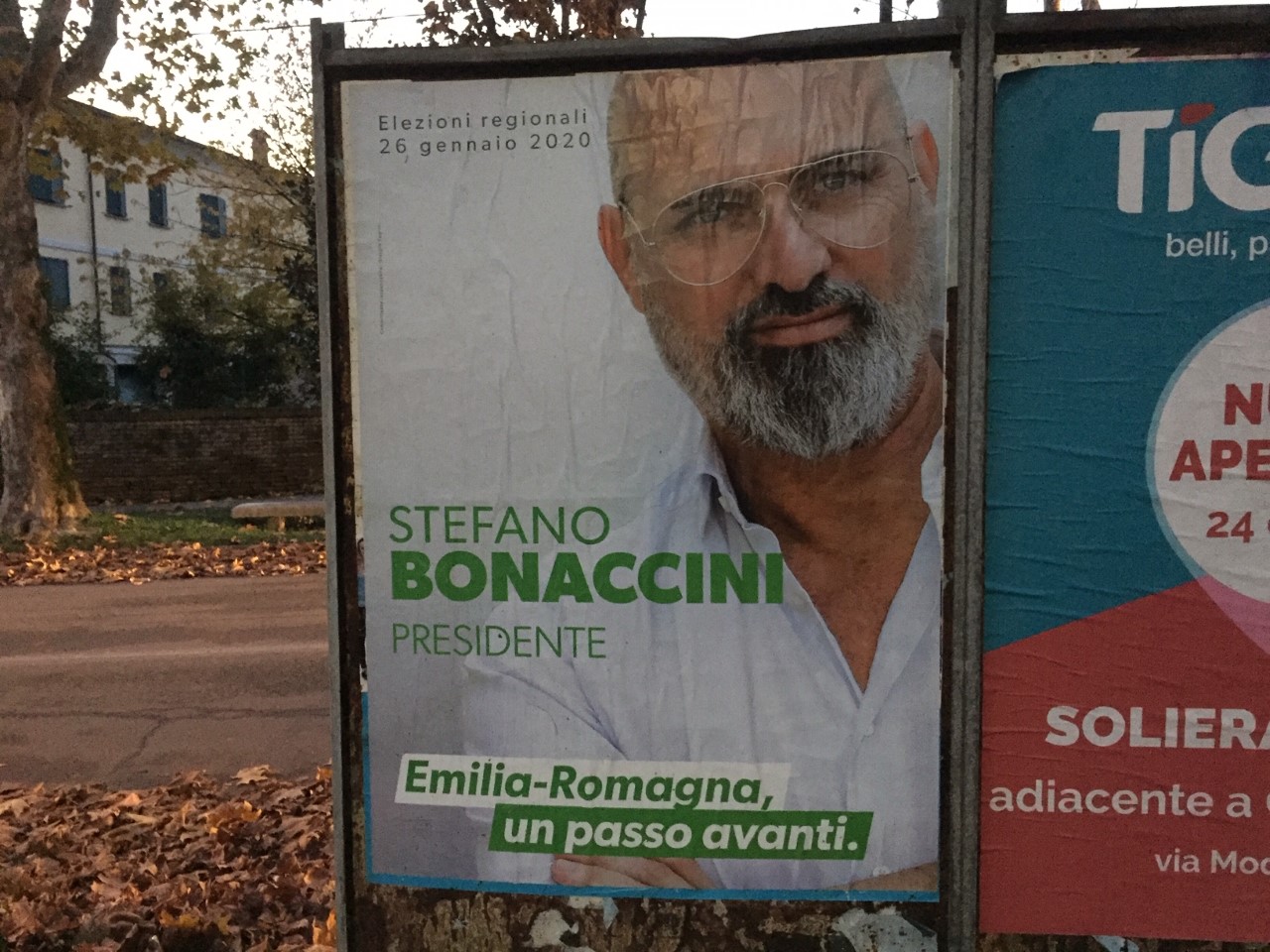 Regionali Emilia Romagna, negli spot di Bonaccini scompare sia il Pd che il rosso