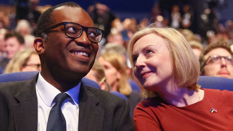 Via Kwarteng dentro Hunt, Liz Truss prova il tutto per tutto