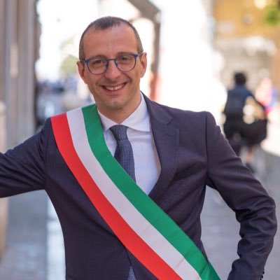 Una donna insultata e un “piccolo uomo”